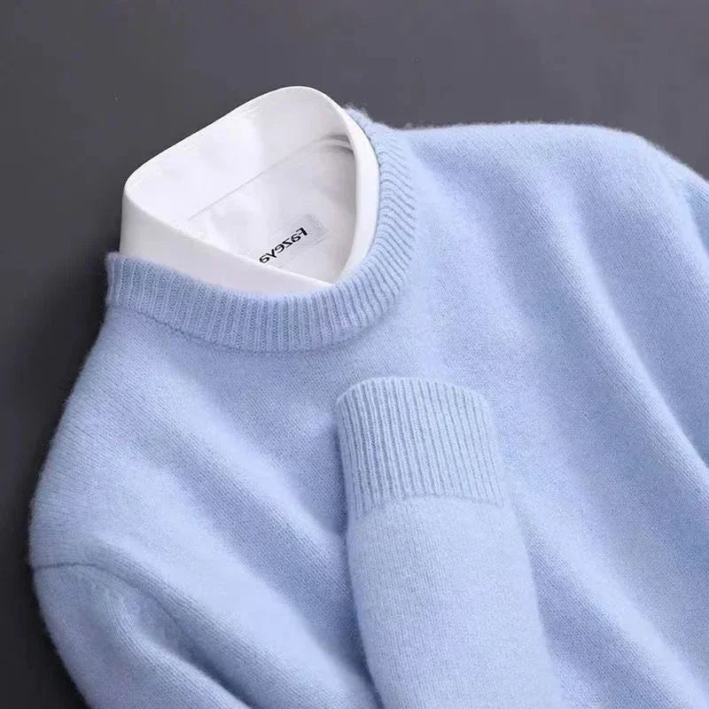Dettaglio del girocollo azzurro