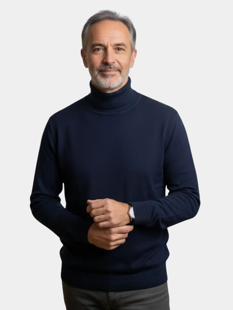 Uomo che indossa il maglione a collo alto blu navy