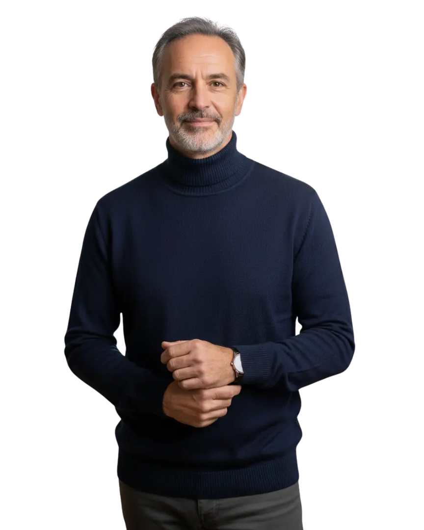 Maglione uomo a collo alto blu navy indossato – vista frontale
