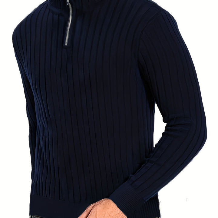 Maglione Uomo a Coste con Collo Alto e Mezza Zip in blu navy, indossato, vista frontale