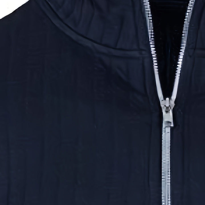Maglione Uomo a Coste con Collo Alto e Mezza Zip in blu navy, dettaglio della zip