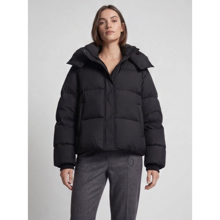 Piumino corto oversize da donna con collo alto – dettaglio 3
