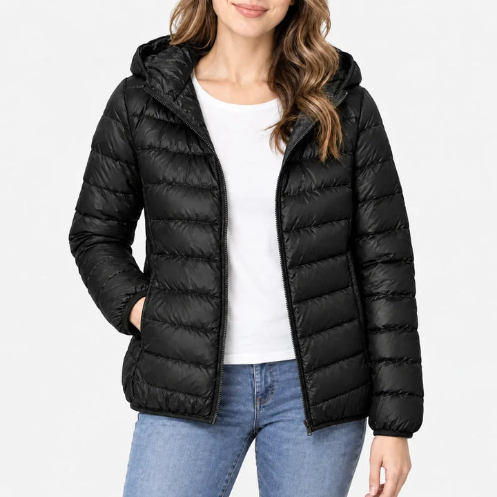 Piumino da donna nero con cappuccio e zip indossato