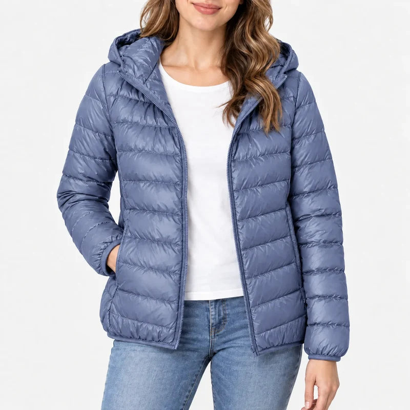 Piumino da donna blu polvere con cappuccio e zip indossato