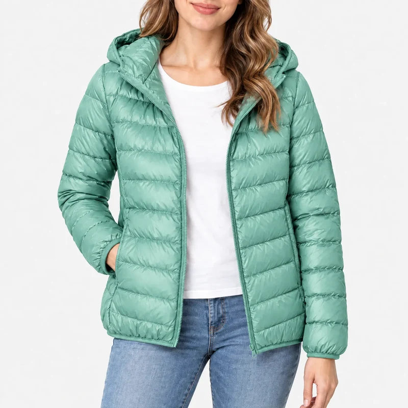 Piumino da donna verde con cappuccio e zip indossato