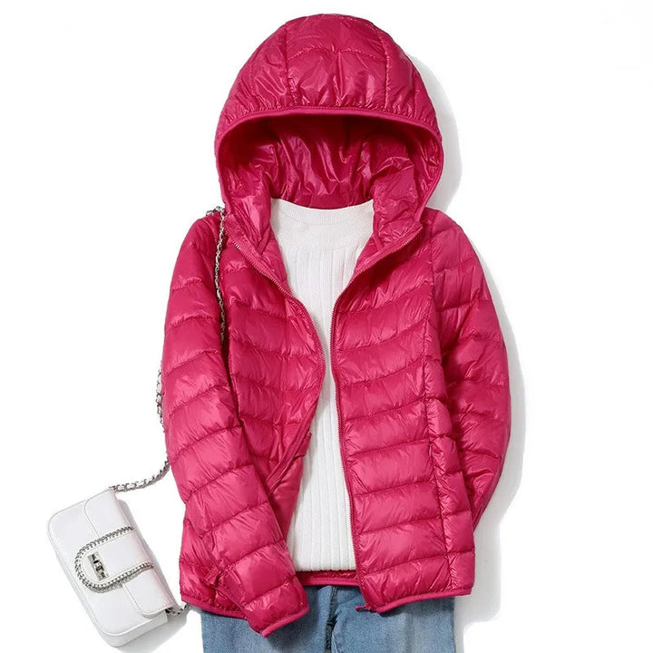 Piumino da donna lampone con cappuccio appeso