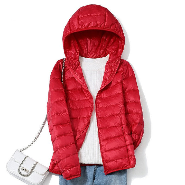 Piumino da donna rosso con cappuccio appeso