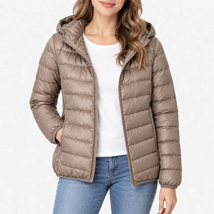 Piumino da donna beige con cappuccio e zip indossato
