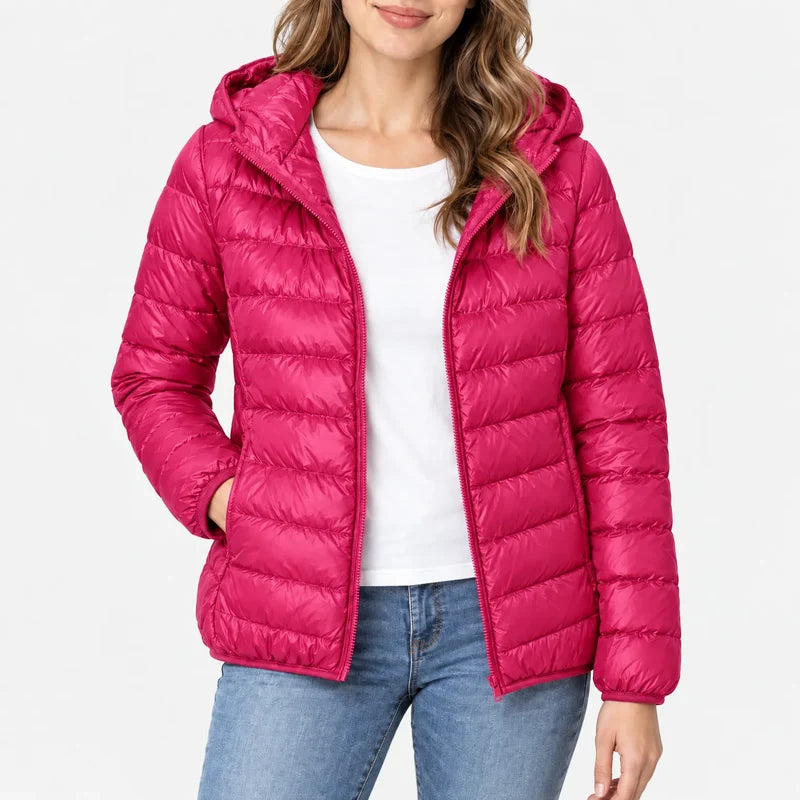 Piumino da donna lampone con cappuccio e zip indossato