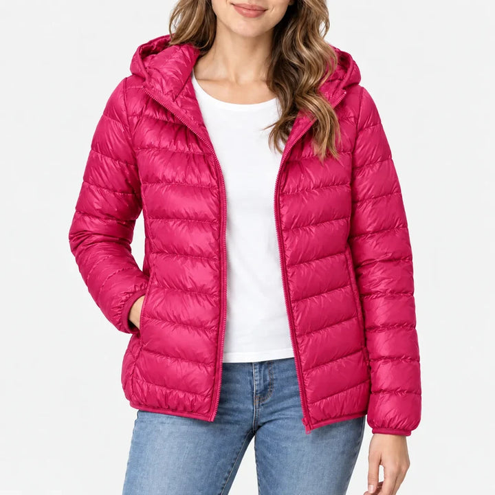 Piumino da donna lampone con cappuccio e zip indossato