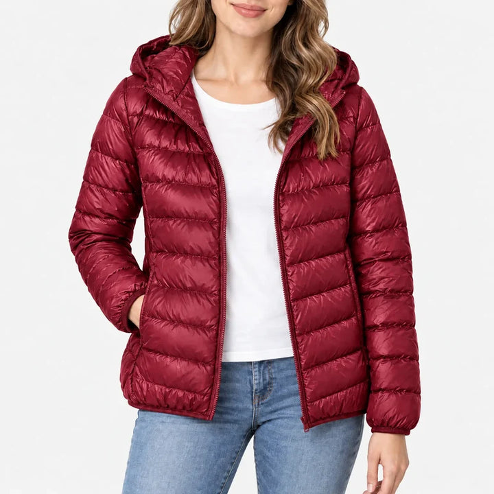 Piumino da donna bordeaux con cappuccio e zip indossato