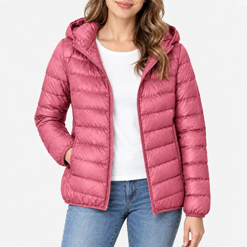 Piumino da donna rosa antico con cappuccio e zip indossato