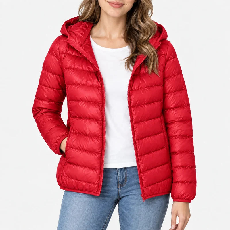 Piumino da donna rosso con cappuccio e zip indossato