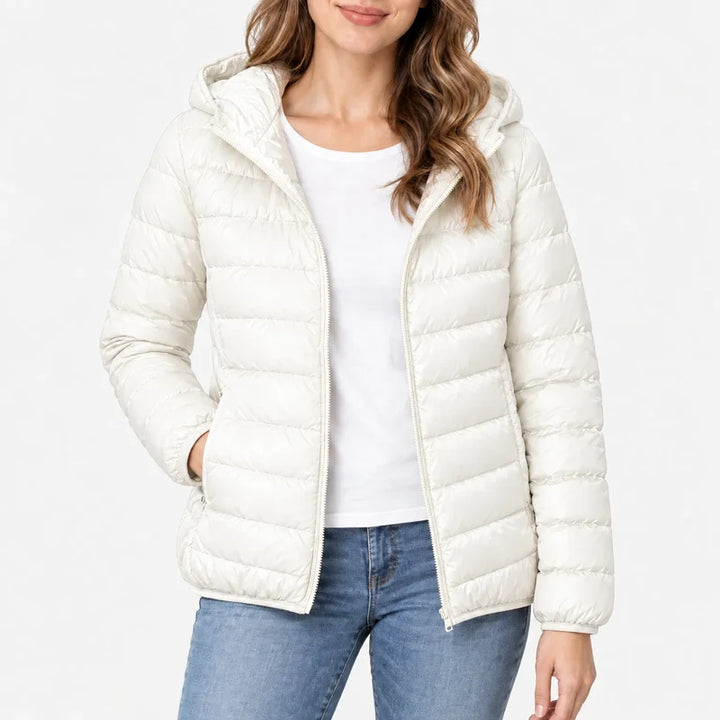 Piumino da donna bianco con cappuccio e zip indossato