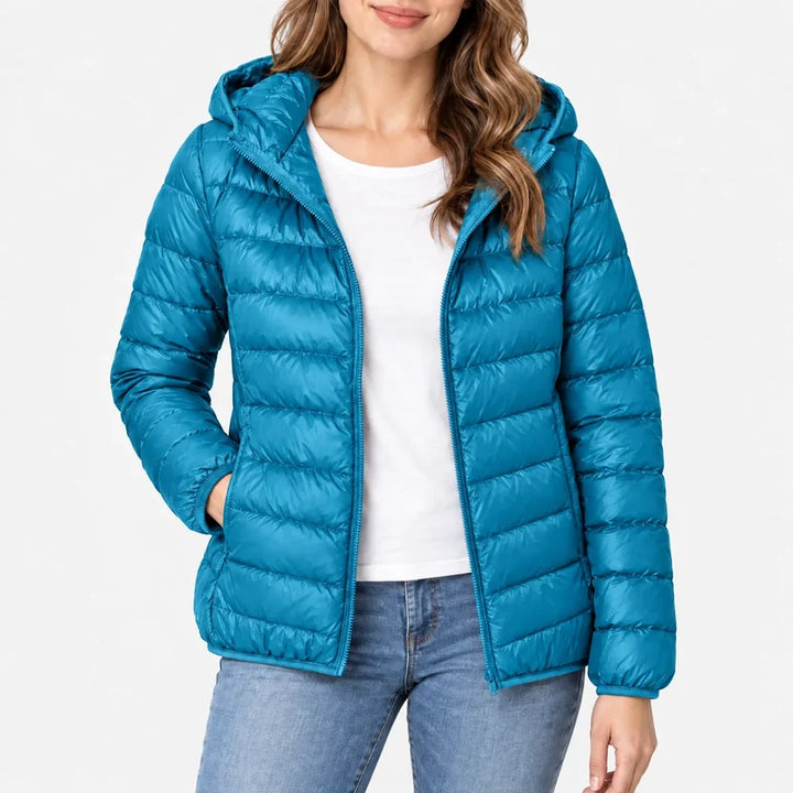 Piumino da donna blu petrolio con cappuccio e zip indossato
