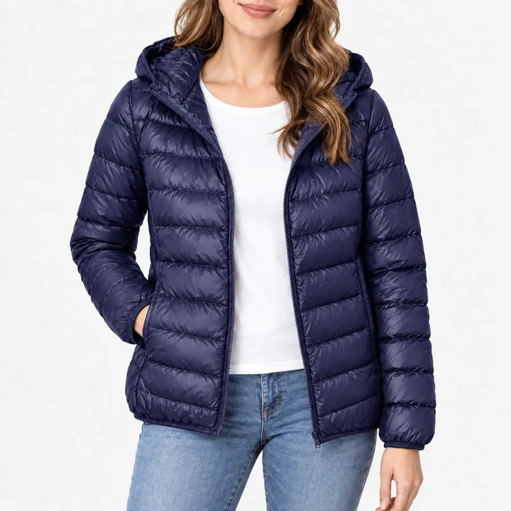 Piumino da donna blu navy con cappuccio e zip indossato