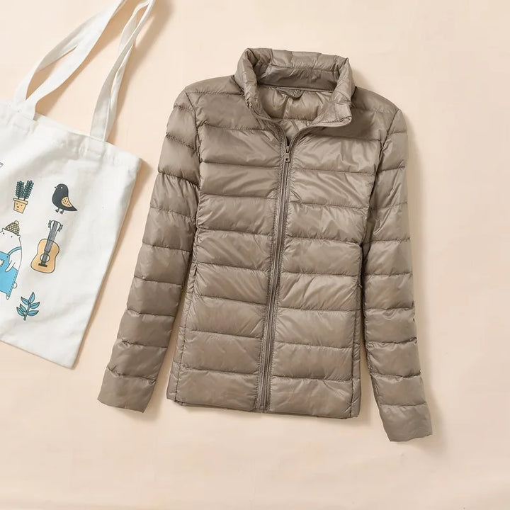 Piumino da donna beige con collo alto – vista frontale