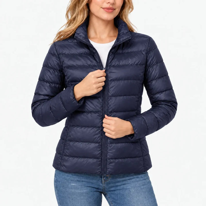 Piumino da donna blu navy con collo alto e zip indossato