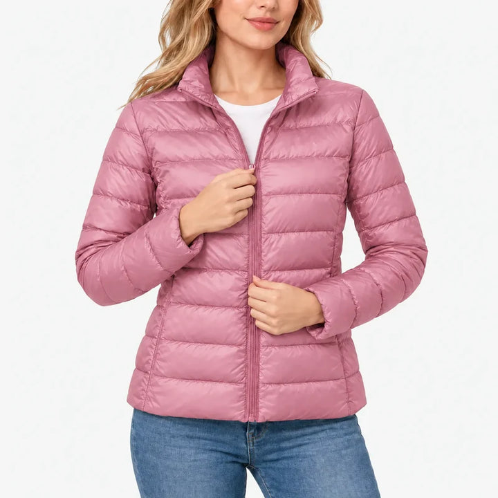 Piumino da donna rosa con collo alto e zip indossato