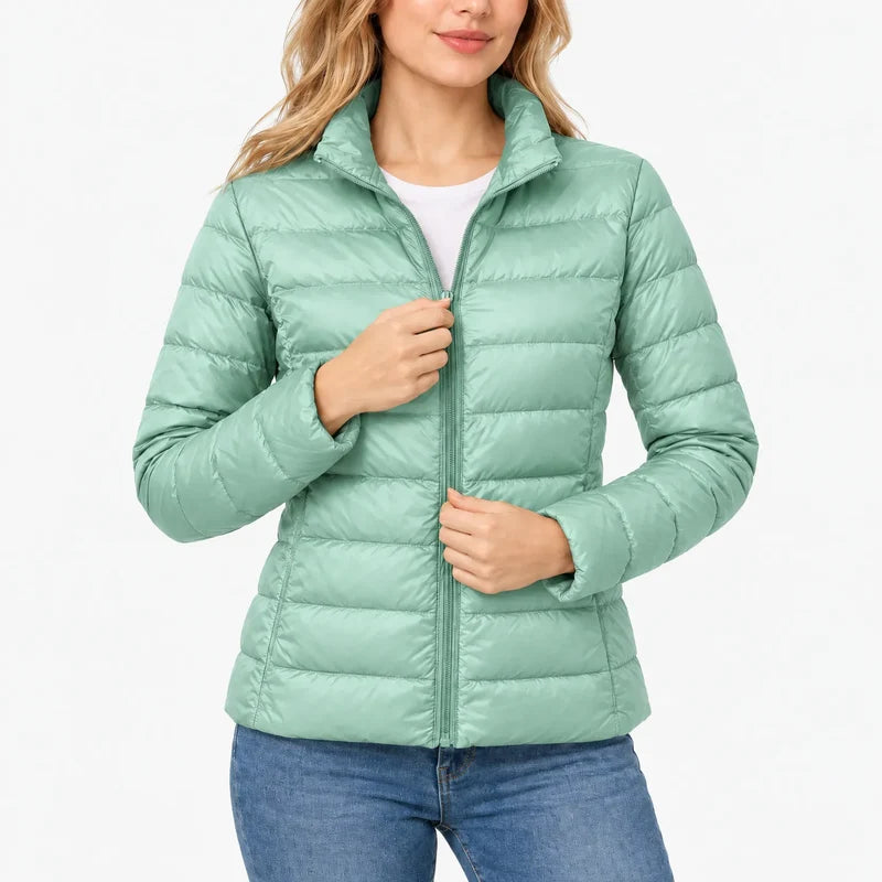 Piumino da donna verde con collo alto e zip indossato
