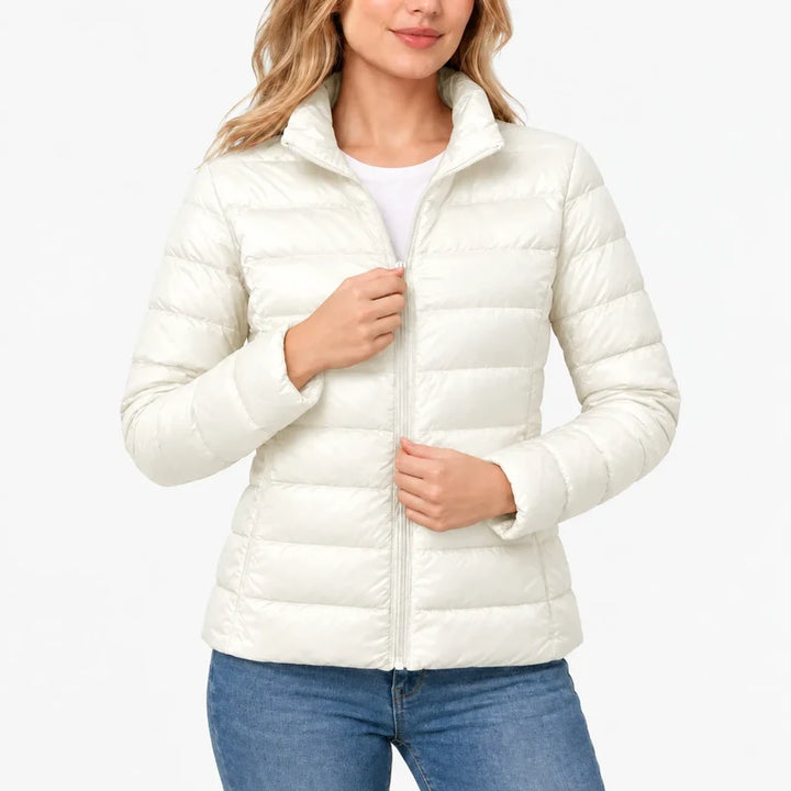 Piumino da donna bianco con collo alto e zip indossato