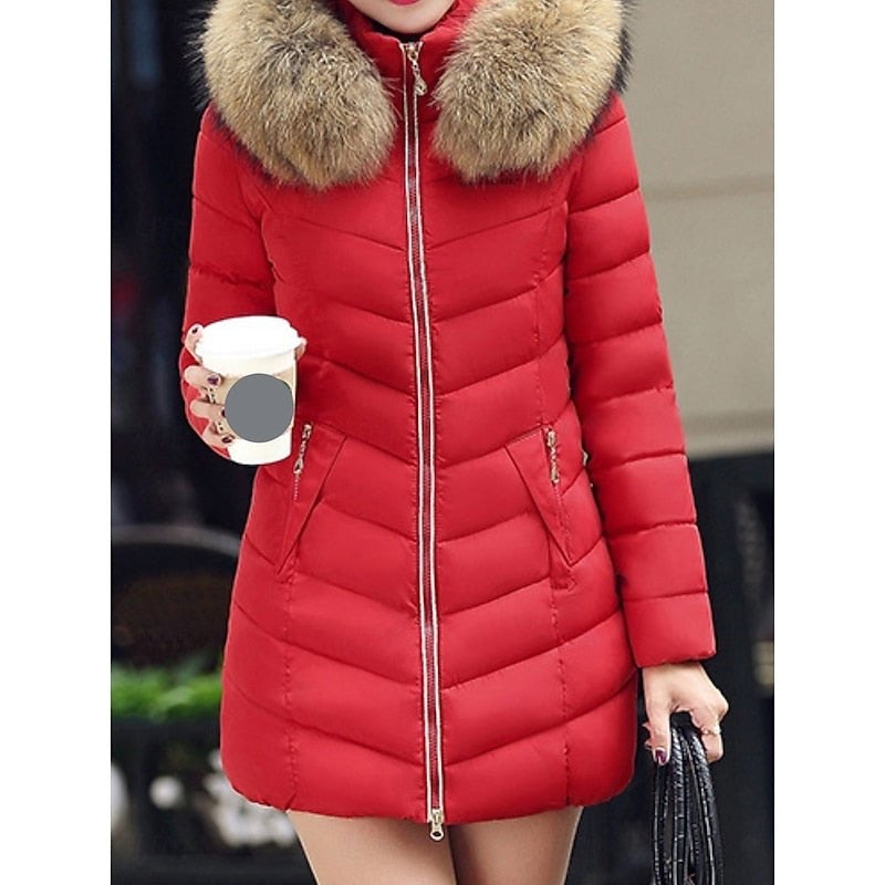 Piumino donna rosso sciancrato con cappuccio indossato