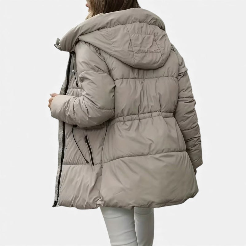Piumino lungo da donna con cappuccio e coulisse – dettaglio 1