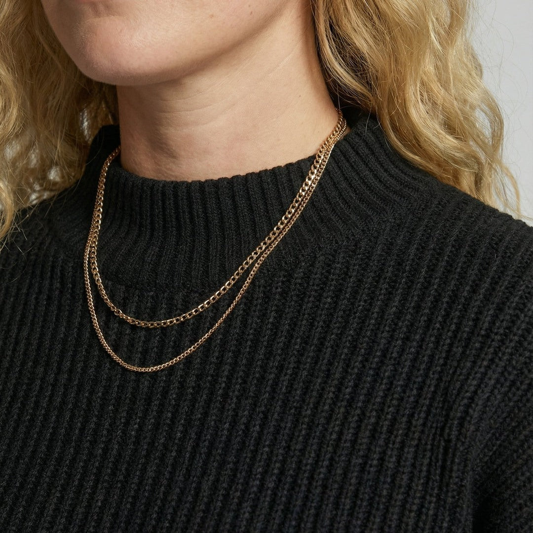 Set Donna in Maglia con Maglione a Collo Alto e Gonna Midi in nero, dettaglio del collo