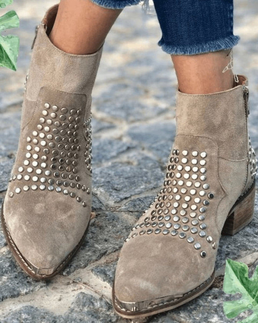 Stivaletti donna beige con borchie indossati