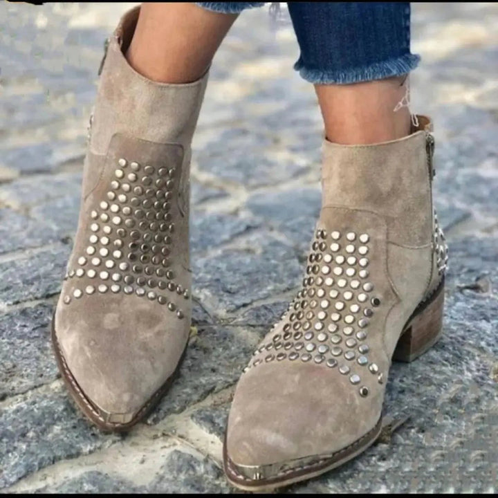 Stivaletti donna beige con borchie beige