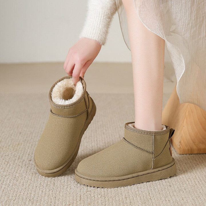 Stivaletti bassi da donna beige indossati