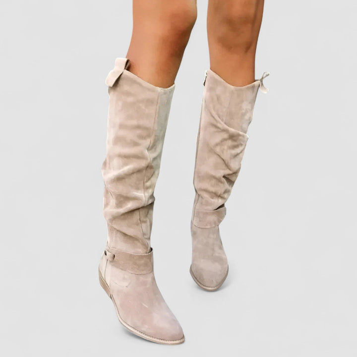 Stivali donna alti beige indossati – altra vista