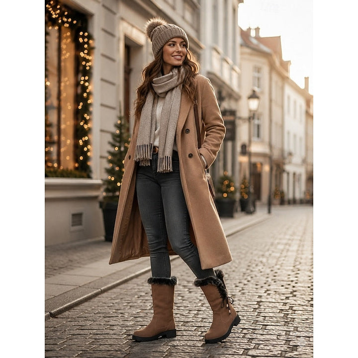 Donna con cappotto e stivali invernali color cammello
