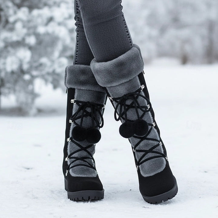 Stivali donna invernali neri indossati sulla neve